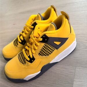 Jordan 4 Retro “ Lightning “ Kids Sneakers in Yellow , Black , White and Gray